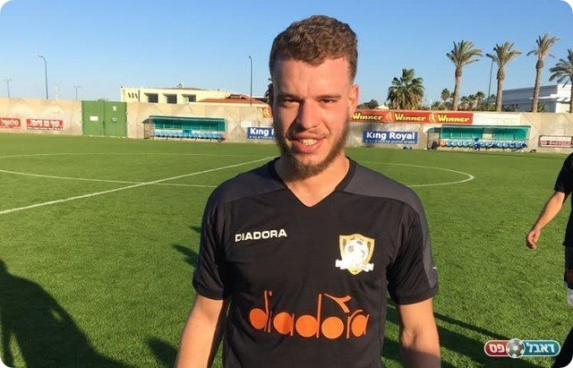 כובש שער הניצחון דניאל בלומנפלד (יורם מורג)